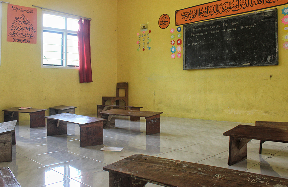 DILIBURKAN: Ruang kelas tempat DC bersekolah di salah satu MI di Kalibaru, Banyuwangi.