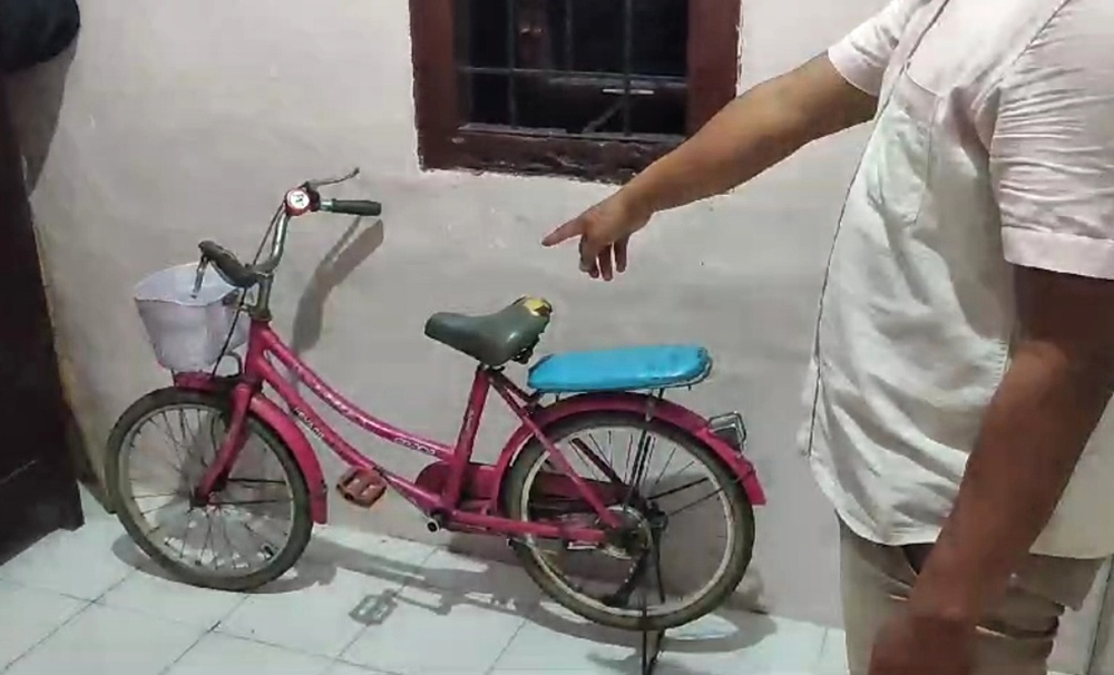 SAKSI BISU: Sepeda warna pink yang dipakai DC pergi ke sekolah. Dia dicegat oleh pelaku saat pulang sekolah.