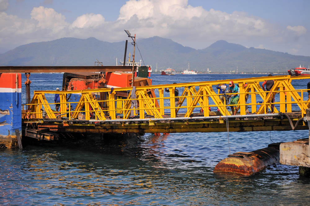WARISAN LAMA: Satu unit dermaga ponton masih dipertahankan beroperasi di Pelabuhan Ketapang Banyuwangi.