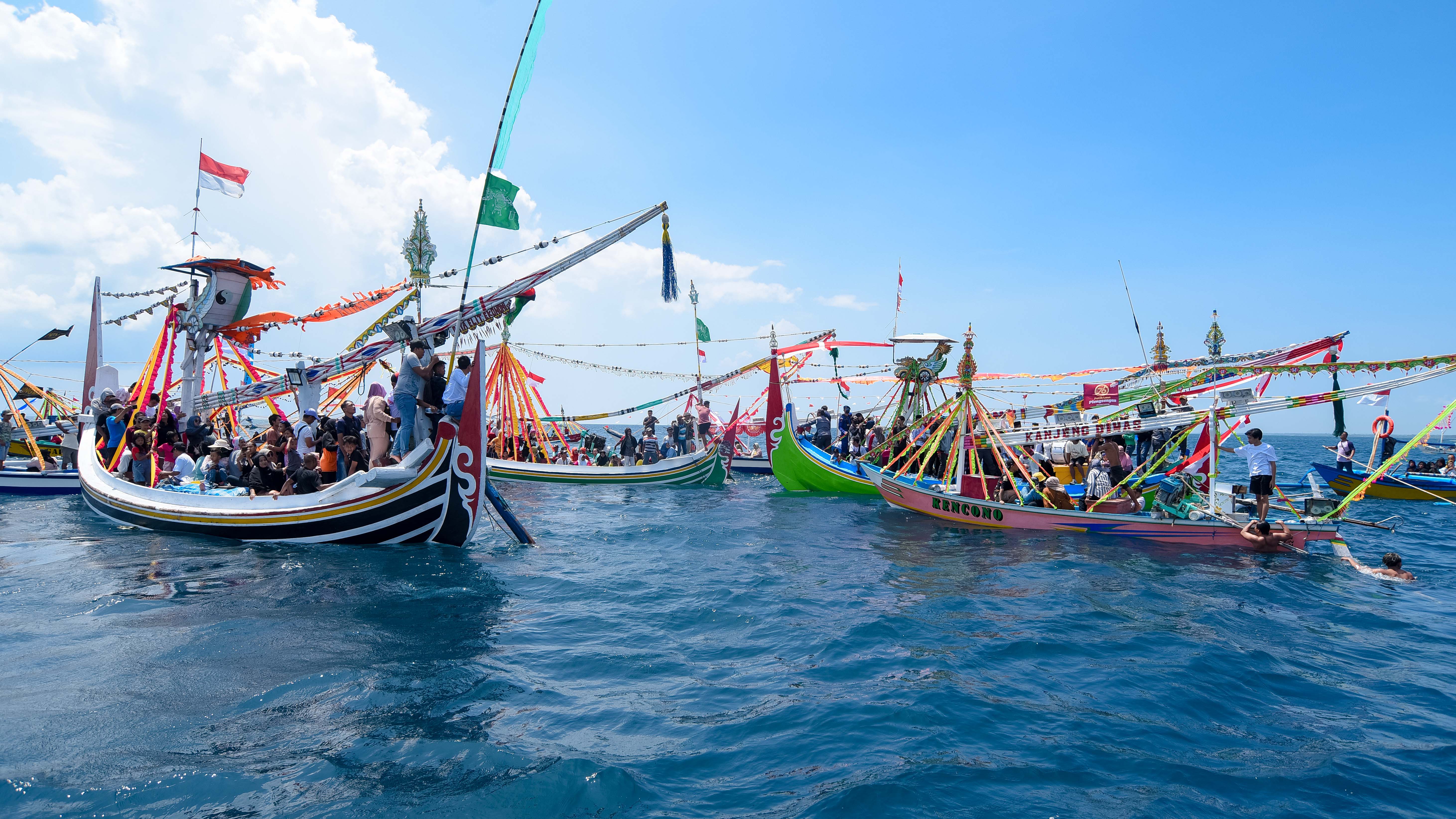 Nelayan Kampung Mandar melarung kepala sapi jantan dan sesajen lainnya di perairan Selat Bali, Minggu (17/11).
