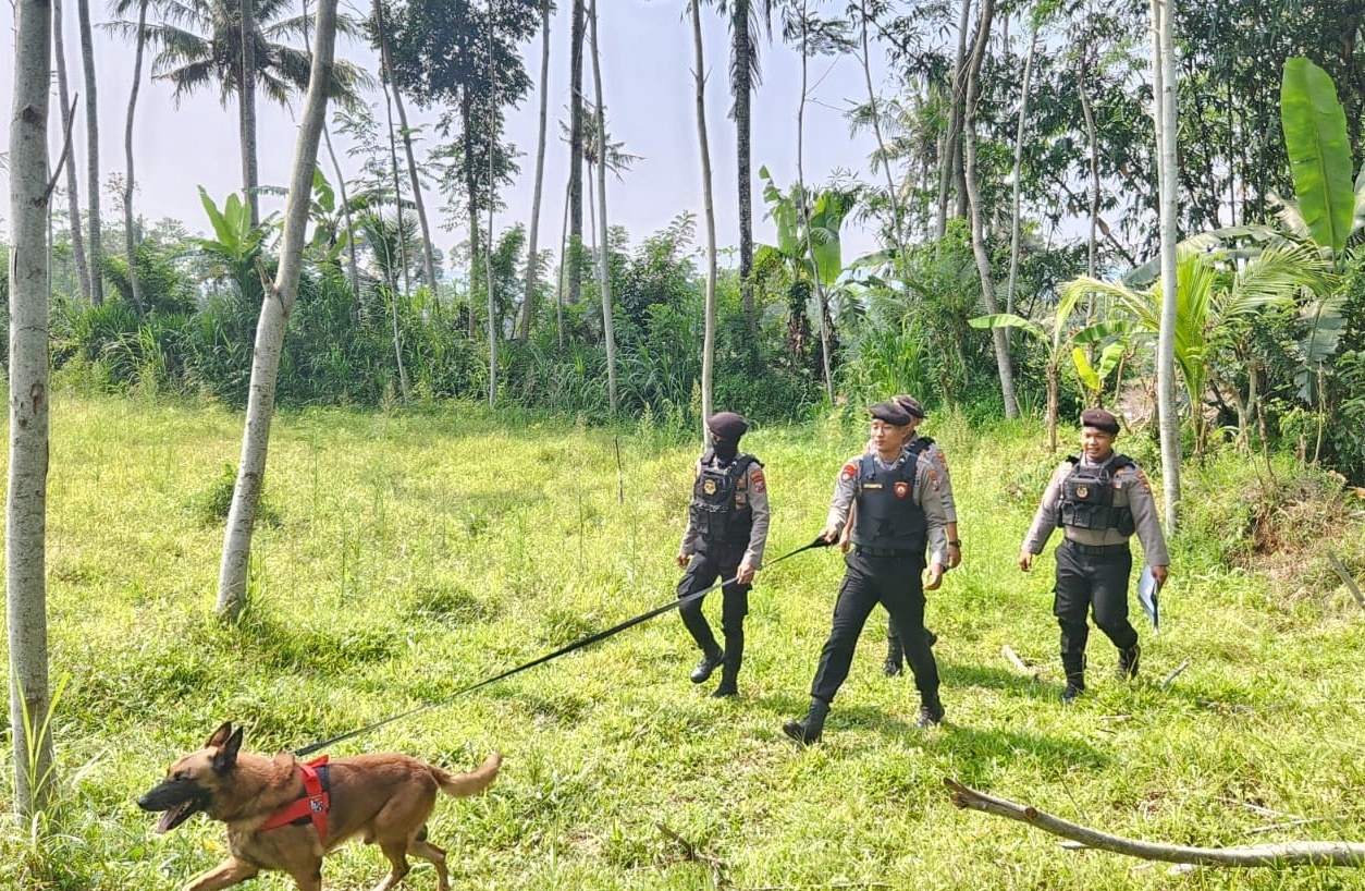 Anjing pelacak diturunkan di lokasi penemuan jenazah korban rudapaksa di Desa Kalibarumanis, Kecamatan Kalibaru pada Sabtu (16/11).
