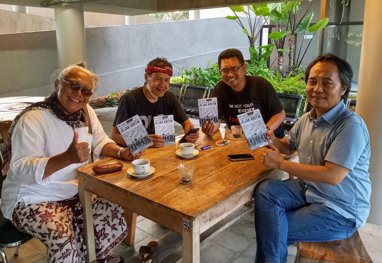(Dari kanan) Samsudin Adlawi, Moh. Husen, Fatah Yasin Noor, dan Aekanu Haryono pada sebuah diskusi kecil di kantor Jawa Pos Radar Banyuwangi pada Rabu (13/11) sore.