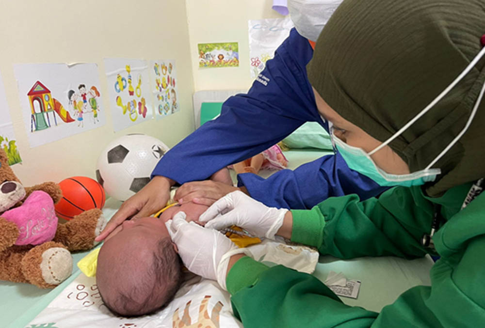 SEHAT: dr Evisina H Frans, Sp.A sedang melakukan tindakan vaksinasi pada anak di Poli Spesialis Anak RSU Bhakti Husada Krikilan, Kecamatan Glenmore
