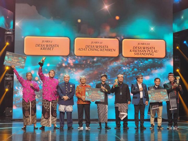 MENTERENG: Plt Bupati Sugirah (empat dari kiri) bersama para pemenang ADWI 2024 di TMII pada Minggu malam (17/11).