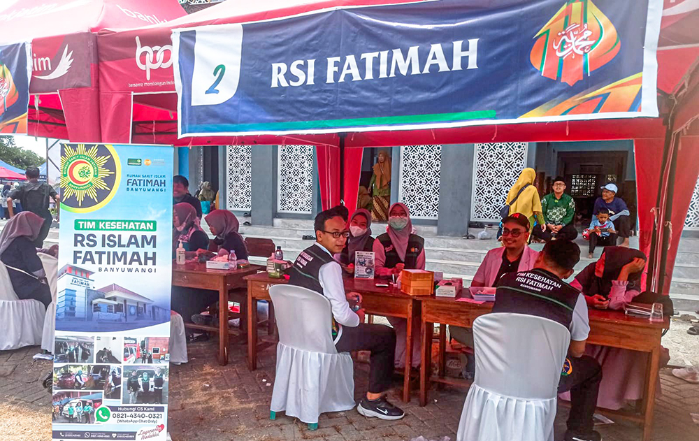 GRATIS: Stand pemeriksaan kesehatan RSI Fatimah di acara perayaan Milad Muhammadiyah ke-112 di SMKS Muhammadiyah 2 Genteng, Minggu (17/10).