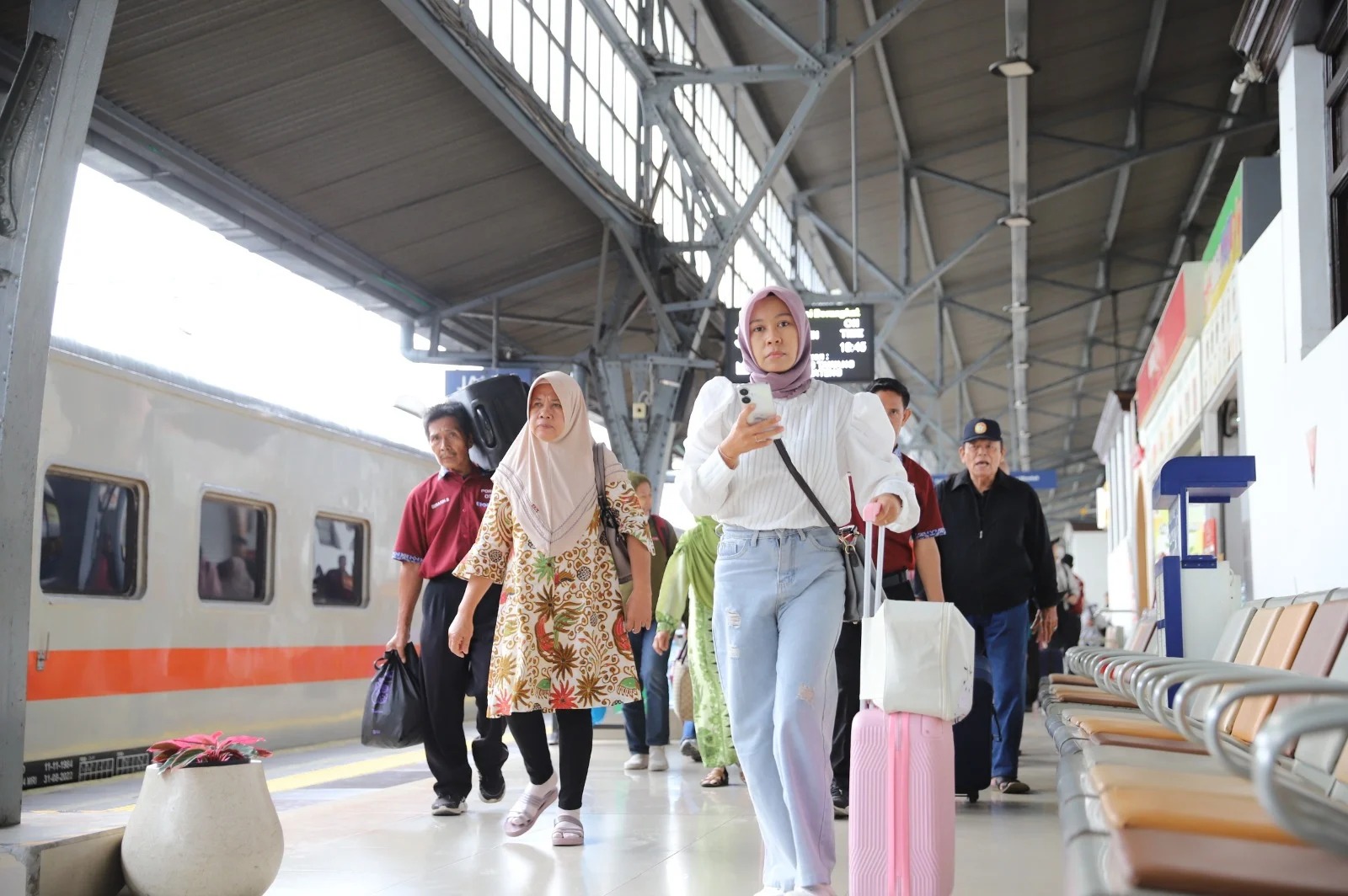 Penumpang kereta api di Stasiun Pasar Senen Jakarta.