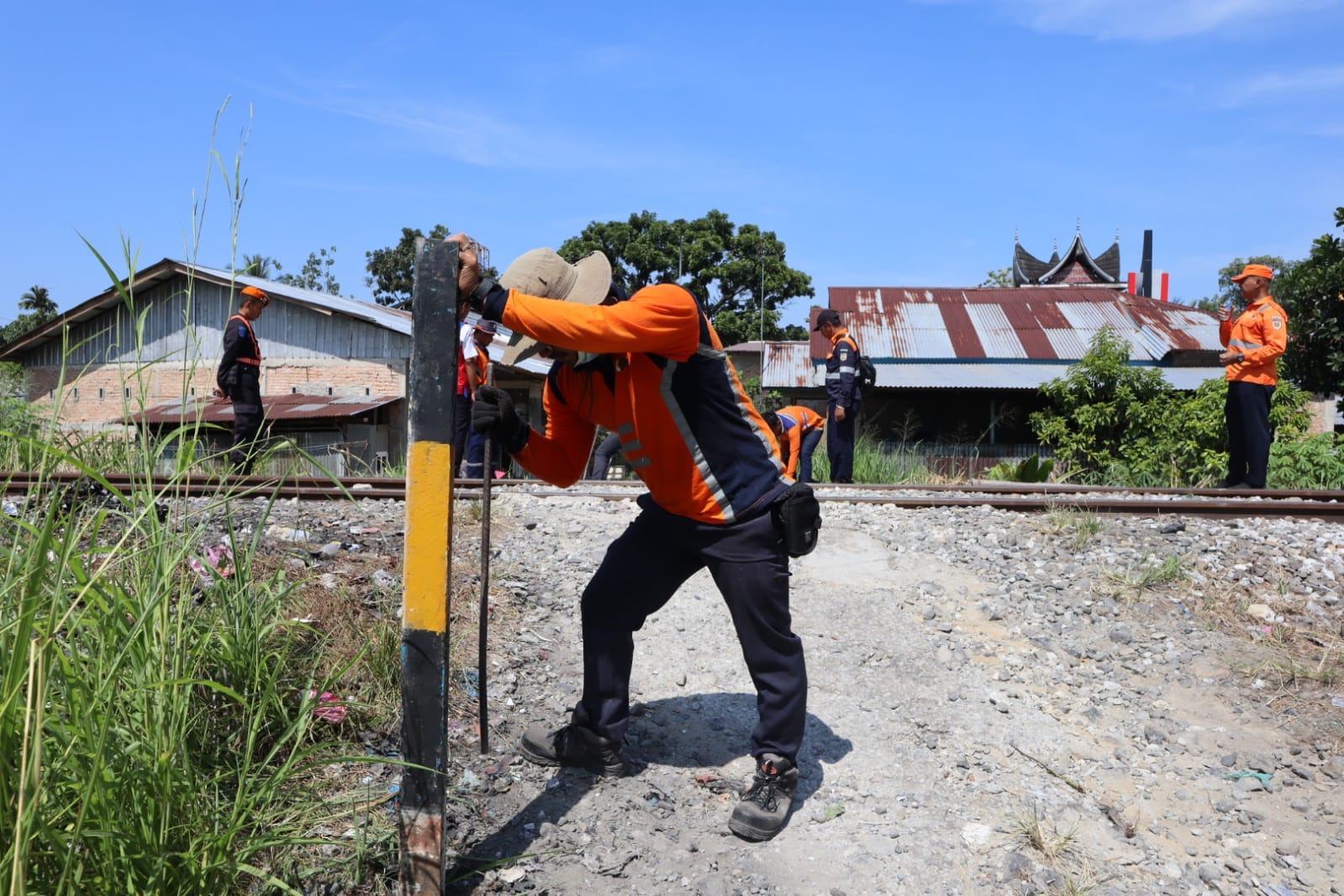 KAI menutup sejumlah perlintasan liar yang berpotensi membahayakan pengguna jalan.
