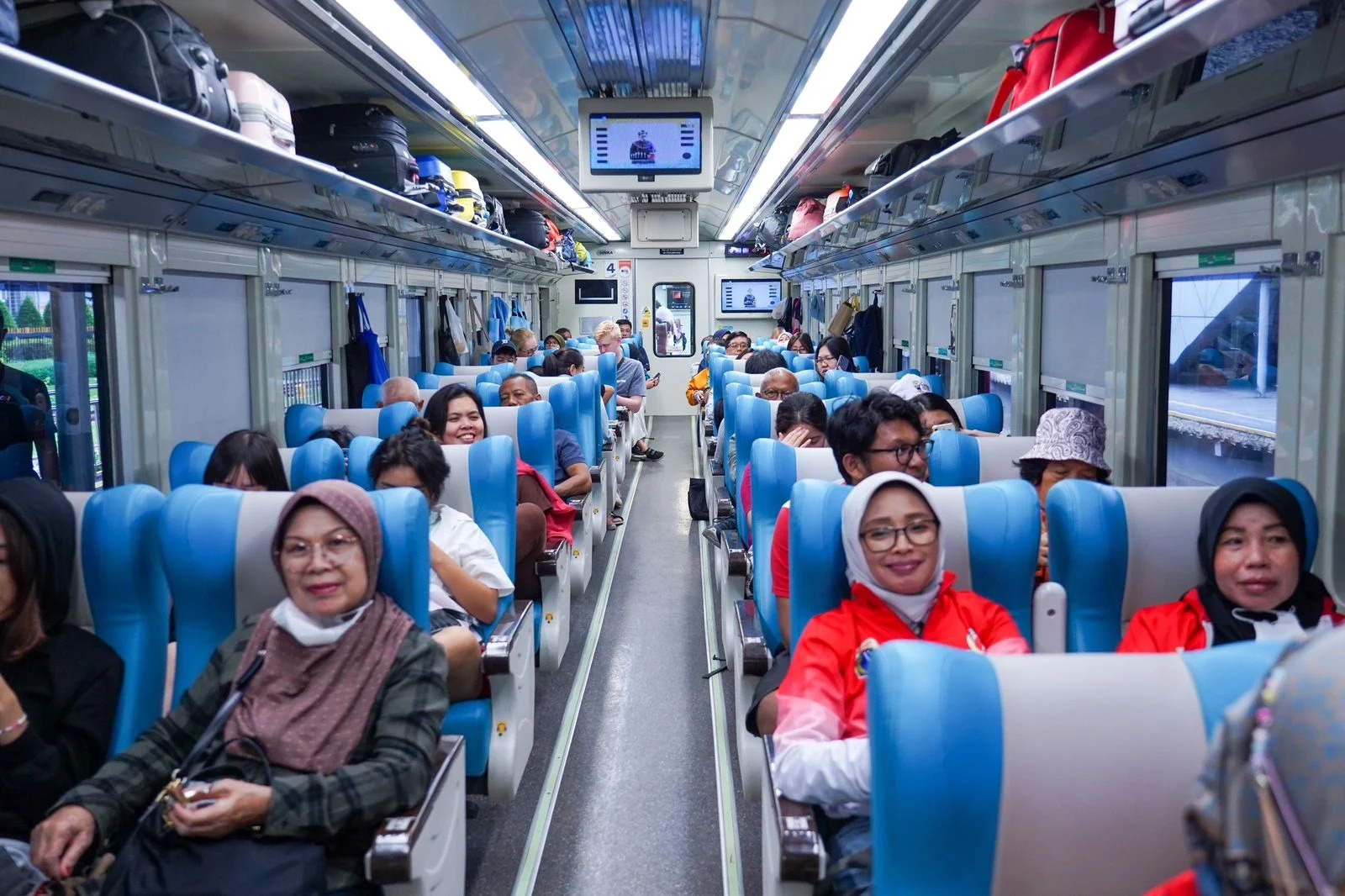 Penumpang kereta api kelas eksekutif.