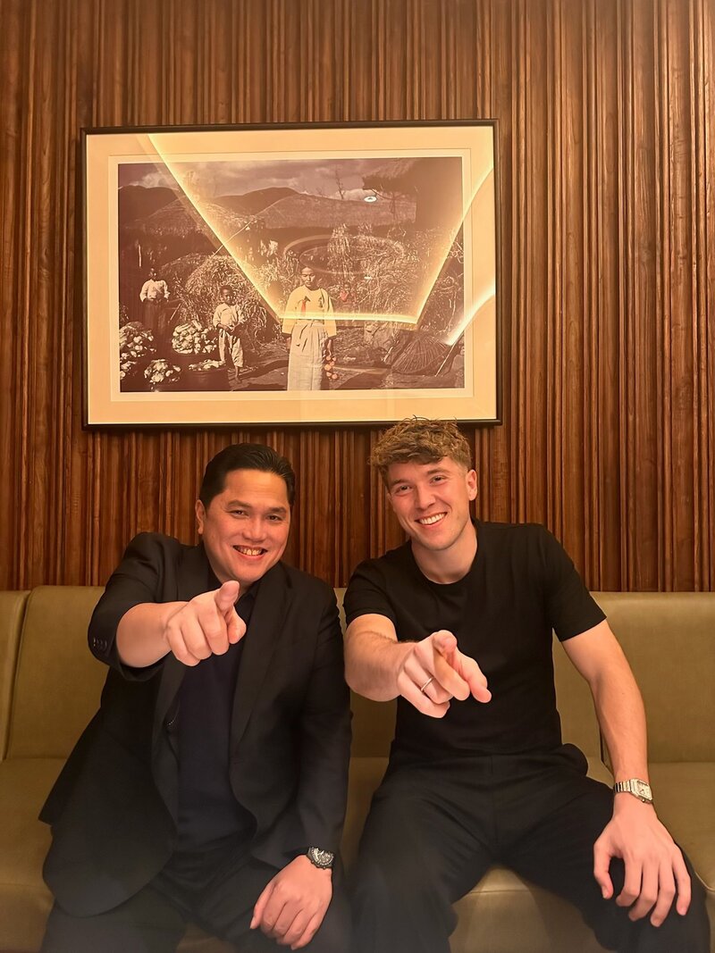 CALON STRIKER: Ole saat bersama Ketua PSSI Erick Tohir