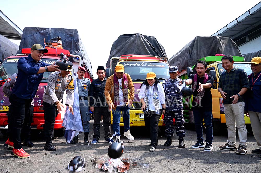 Ketua KPU Dian Purnawan didampingi memecah kendi sebagai tanda dimulainya pendistribusian logistik pilkada ke masing-masing kecamatan, Minggu (24/11).