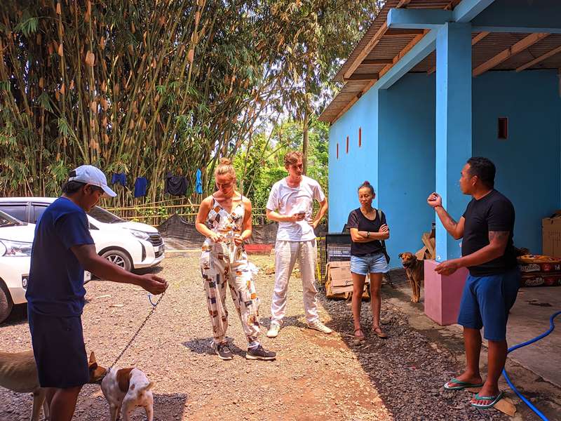 MENERANGKAN: Maurice Glatzki dan Nele R&ouml;der warga asing berkebangsaan Jerman tampak serius mendengar penjelasan Christian Joshua Pale dari AHS terkait asal-usul anjing di tempat penampungan.