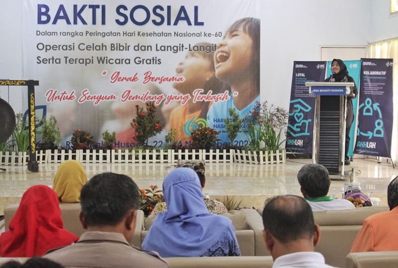 GRATIS: Direktur RSU Bhakti Husada, Krikilan dr Martha Nurani Putri memberikan sambutannya saat pembukaan baksos operasi sumbing, langit-langit, dan terapi wicara gratis pada Sabtu (23/11).