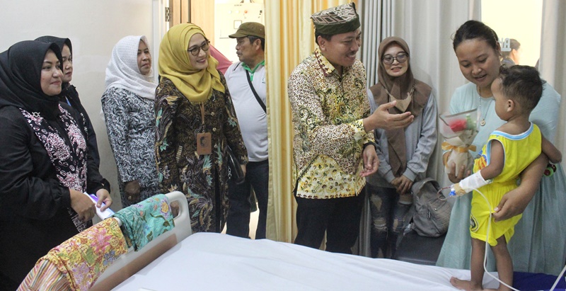 VISITASI: Plt Kepala Dinkes Banyuwangi Amir Hidayat mengunjungi ruangan pasien didampingi ketua Forum Rumah Sakit Banyuwangi dr Hj Asiyah Anggraeni, dan Direktur Rustida Glenmore, Krikilan dr Martha.