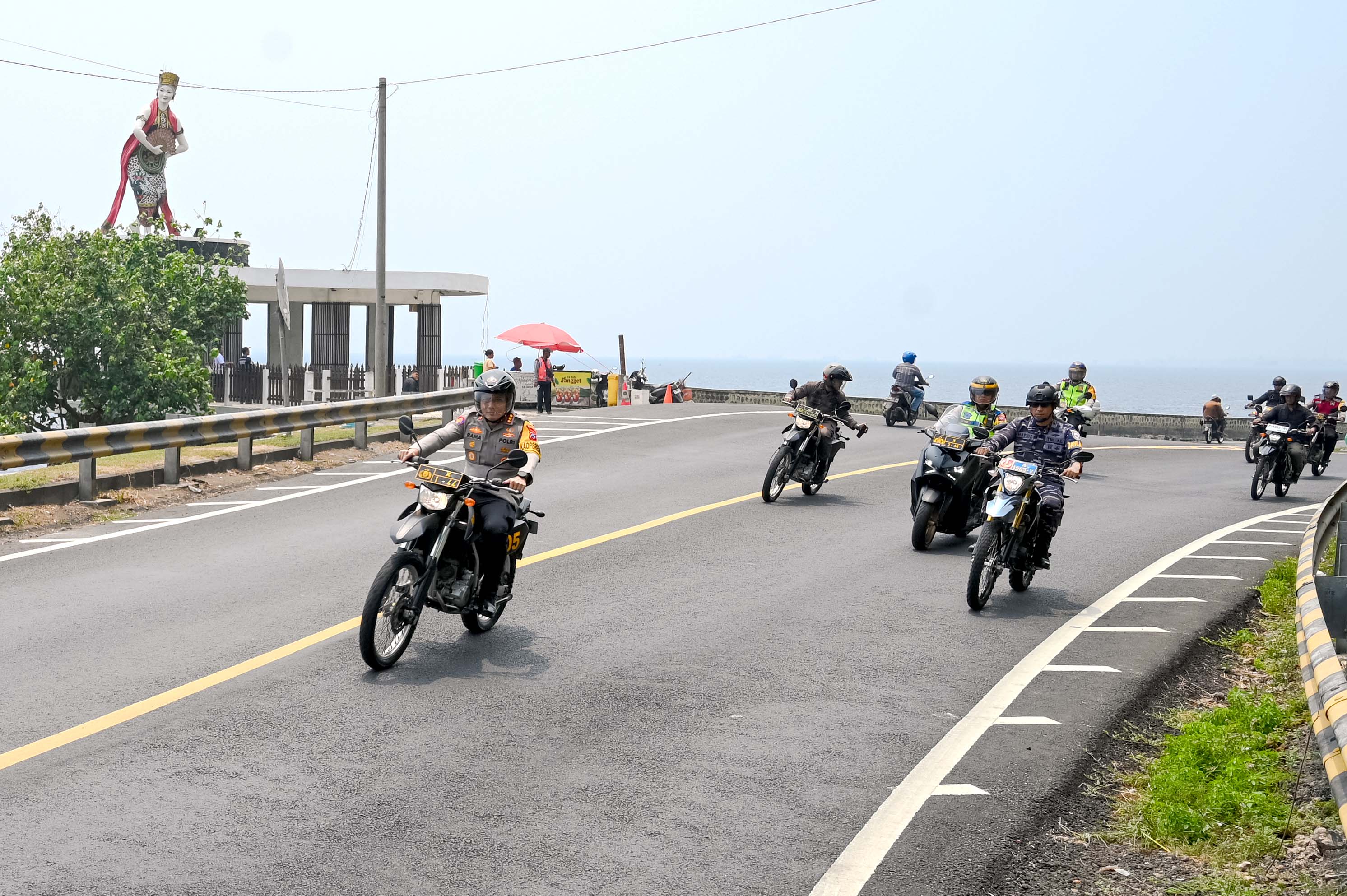 JAGA KONDUSIVITAS: Kapolresta Kombespol Rama Samtama Putra, Dandim 0825, dan Dalanal Banyuwangi melintasi kawasan Watudodol saat melaksanakan patroli skala besar Pilkada Banyuwangi pada Selasa (26/11)