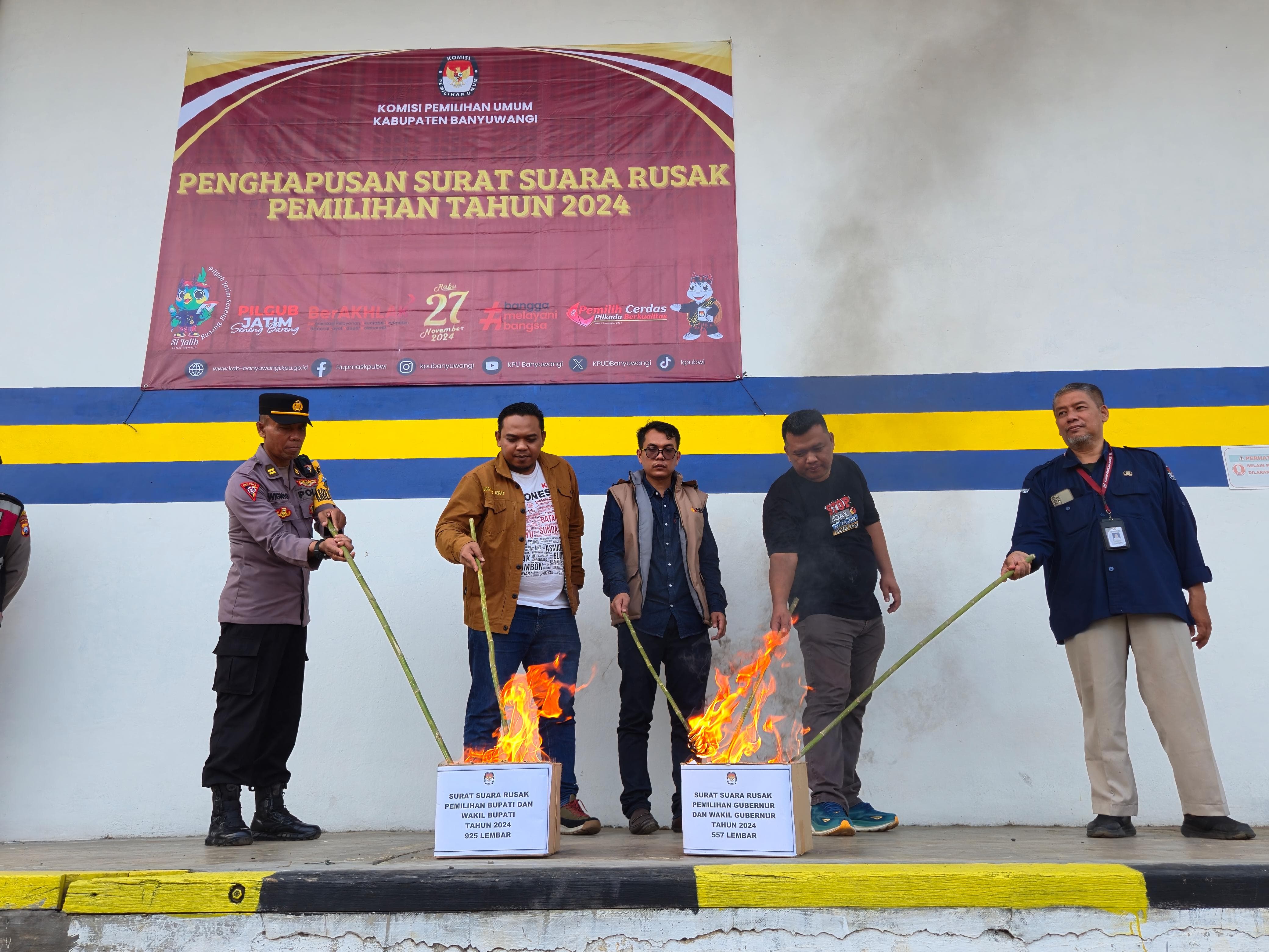 DIBAKAR: Ketua KPU Banyuwangi Dian Purnawan (dua dari kiri) bersama perwakilan Bawaslu dan Polresta Banyuwangi memusnahkan ribuan surat suara rusak di Gudang Logistik KPU Banyuwangi Selasa (26/11).