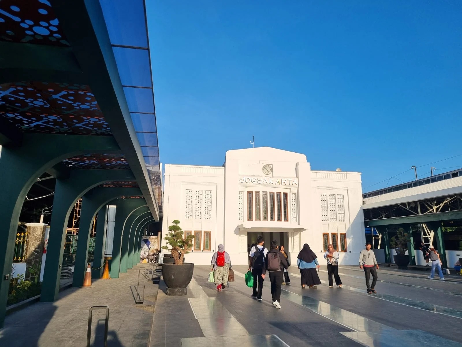 Pelanggan kereta api di Stasiun Yogyakarta.