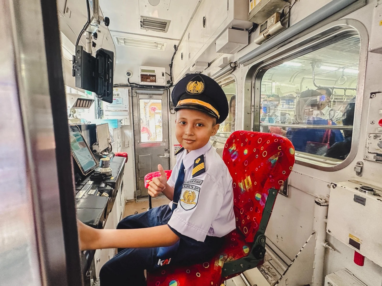 Iskandar, anak pejuang kanker hati merasakan pengalaman sebagai masinis KRL Commuter Line.