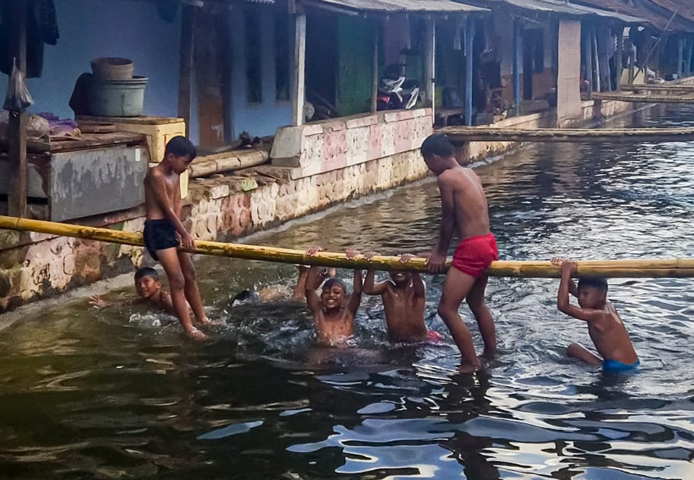 RIANG GEMBIRA: Anak-anak mandi di sungai daerah irigasi Bajulmati, Kecamatan Wongsorejo Senin (25/11).