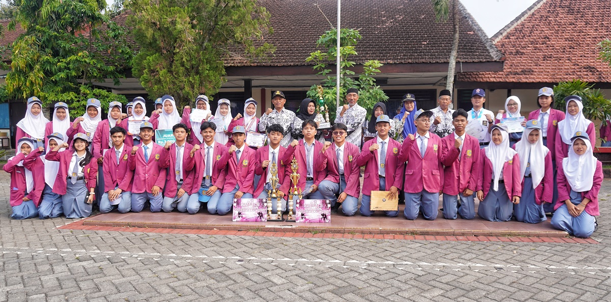 PRESTASI: Para siswa SMAN 1 Genteng yang berprestasi dengan kepala sekolah Minarto dan dewan guru usai upacara HGN 2024 Senin (25/11).