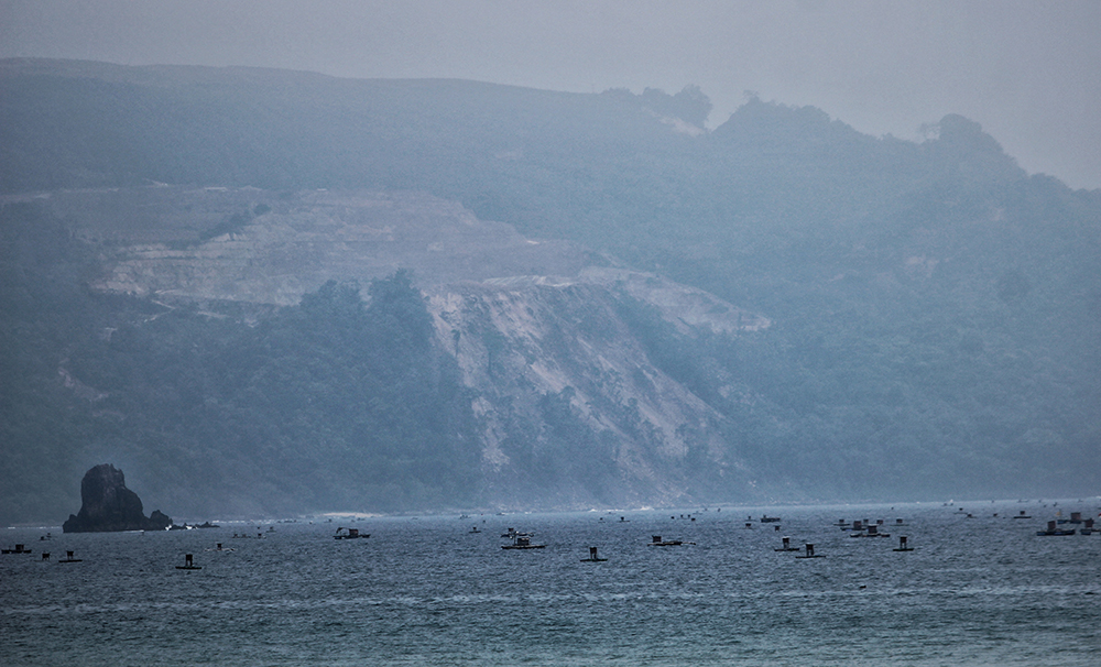 BEKAS TAMBANG: Kondisi Gunung Tumpang Pitu dilihat dari Pantai Mustika, Dusun Pancer, Desa Sumberagung, Kecamatan Pesanggaran, Selasa (26/11).