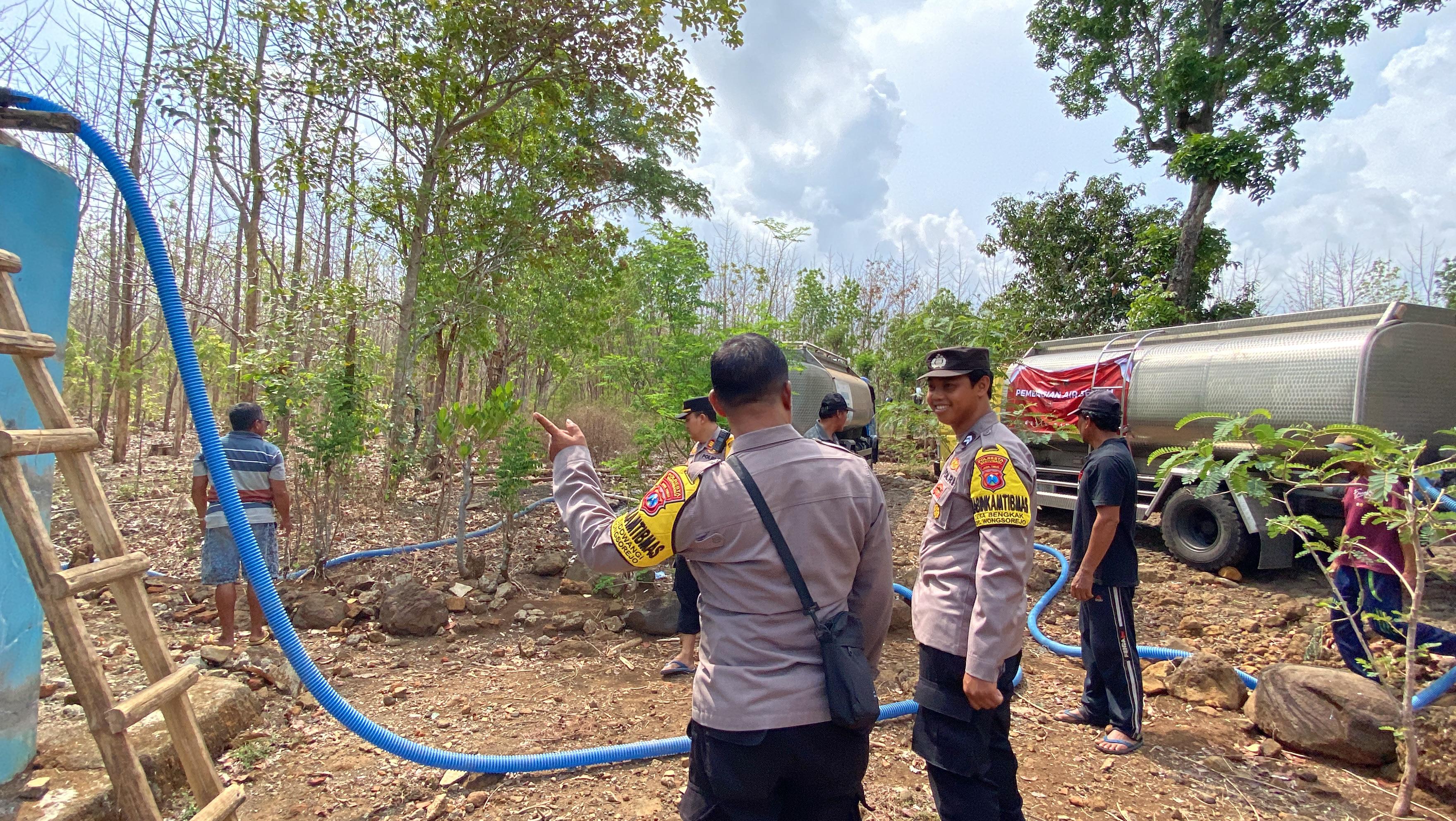Jajaran Polresta Banyuwangi menyalurkan air bersih kepada warga terdampak kemarau panjang.