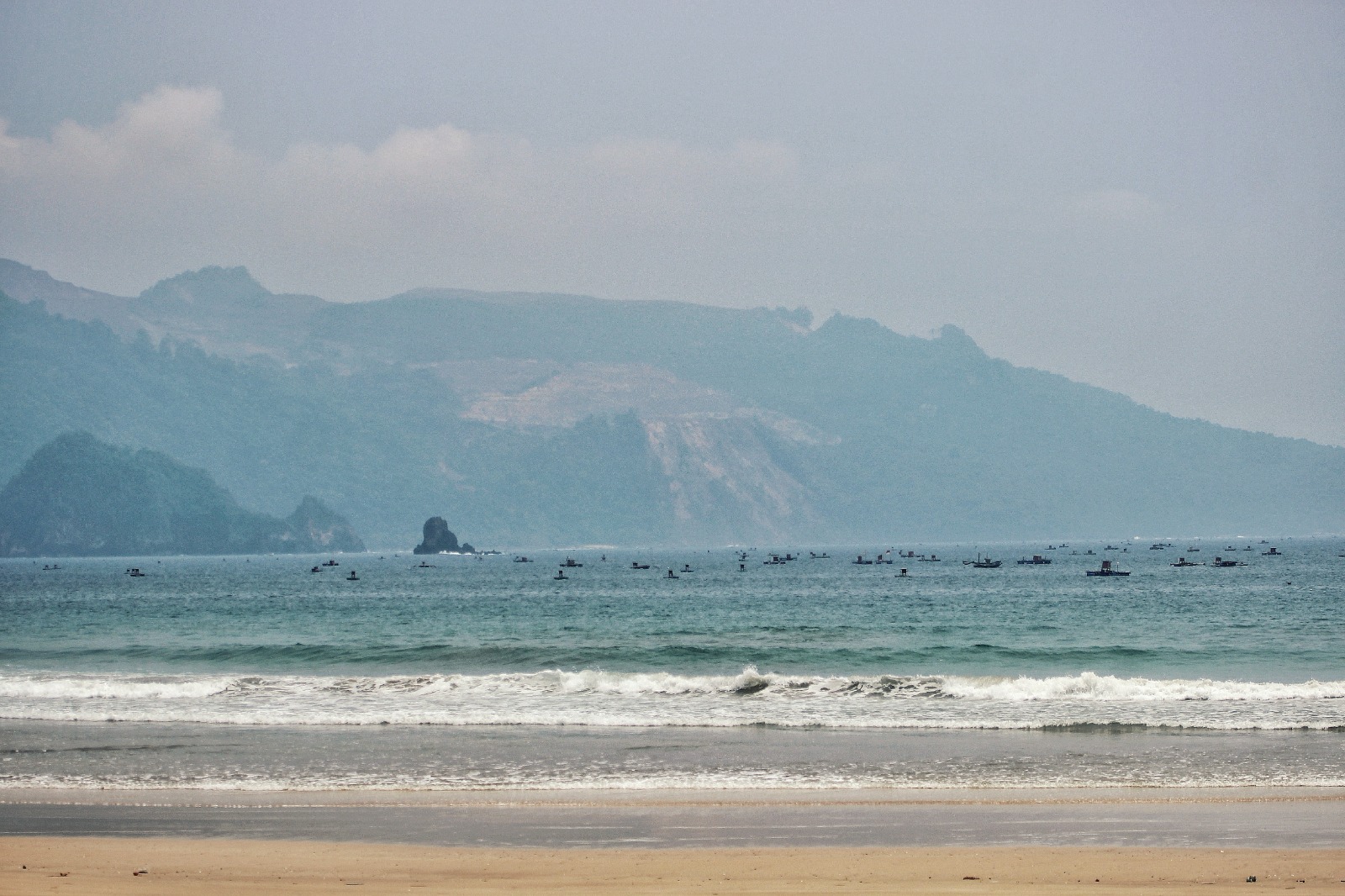 SAMAR-SAMAR: Kondisi Gunung Tumpang Pitu dilihat dari Pantai Mustika, Dusun Pancer, Desa Sumberagung, Kecamatan Pesanggaran pada Selasa (26/11).