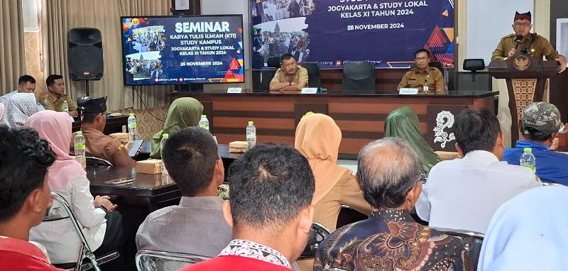 BERSAMA-SAMA: Kacabdispendik Jatim wilayah Banyuwangi Ahmad Jaenuri saat membuka seminar KTI disaksikan Kepala Smaring Imam Nur Samsudin dan Wakasek Mukit, komite sekolah, dan para siswa.