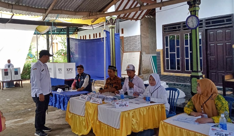 UNIK: Anggota KPPS di TPS 8 Dusun Tugung, Desa/Kecamatan Sempu menggunakan seragam sekolah saat bertugas Rabu (27/11)