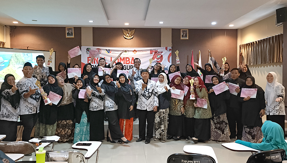 SOLID: Ketua PGRI Banyuwangi M. Sodiq (pakai udeng) foto bersama pemenang dan panitia lomba kompetensi guru yang digelar di aula STIKOM PGRI Banyuwangi, Kamis (28/11).