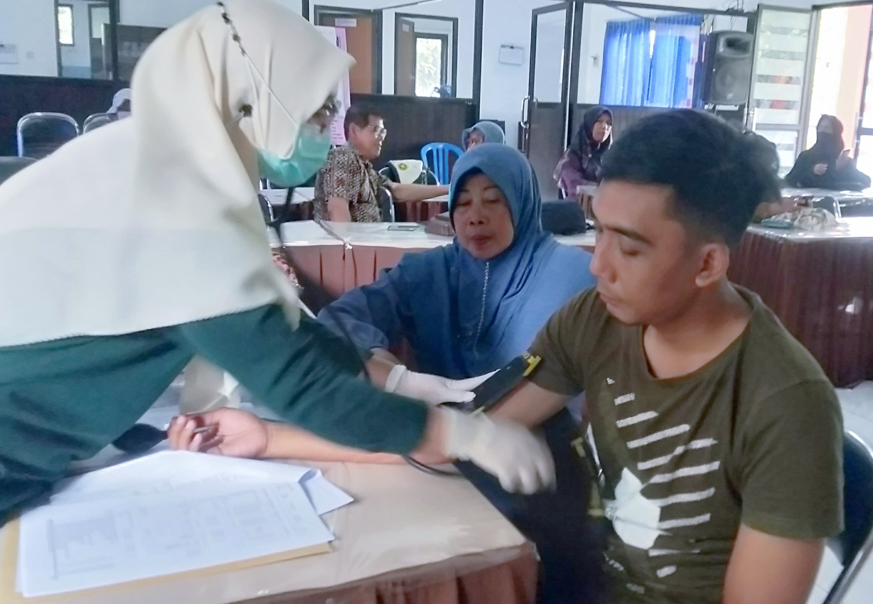 JCH Banyuwangi saat mengikuti rangkaian pemeriksaan kesehatan di PKM Sobo, Jumat (29/11).