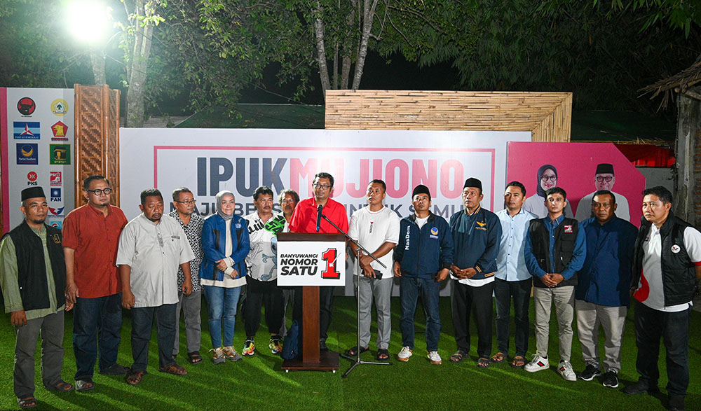 Ketua DPC PDIP Banyuwangi Made Cahyana Negara memberikan sambutan dalam deklarasi kemenangan Ipuk-Mujiono di Lingkungan Baluk, Kelurahan Kebalenan, Rabu malam (27/11).
