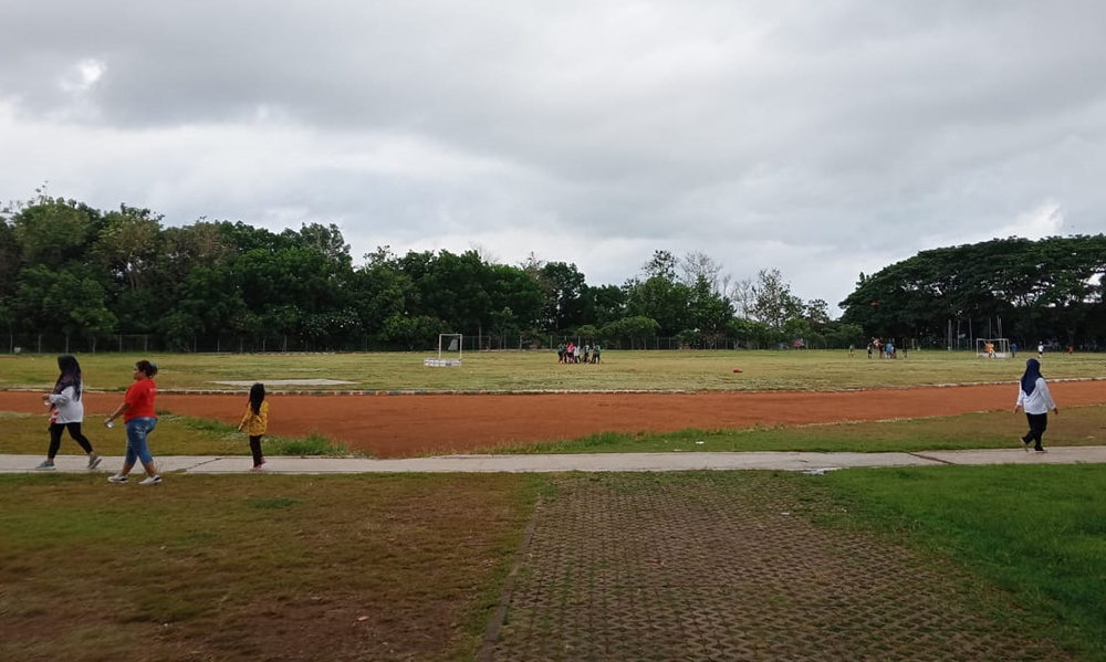 AKTIVITAS: Masyarakat berolahraga di lapangan kompleks GOR Tawangalun, Jumat (29/11).