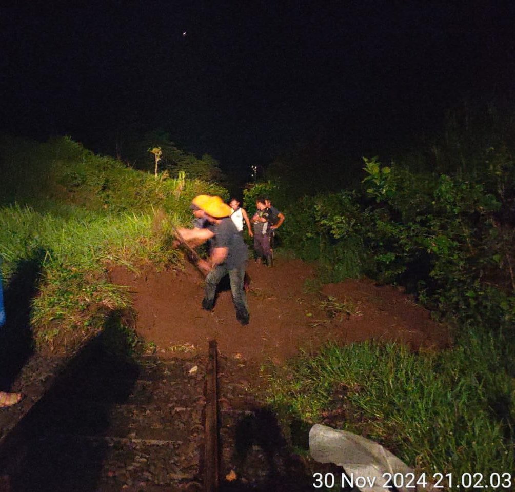 Petugas melakukan normalisasi jalur kereta api yang terdampak longsor di antara Stasiun Pogajih-Kesamben, Kabupaten Blitar, Sabtu (30/11).