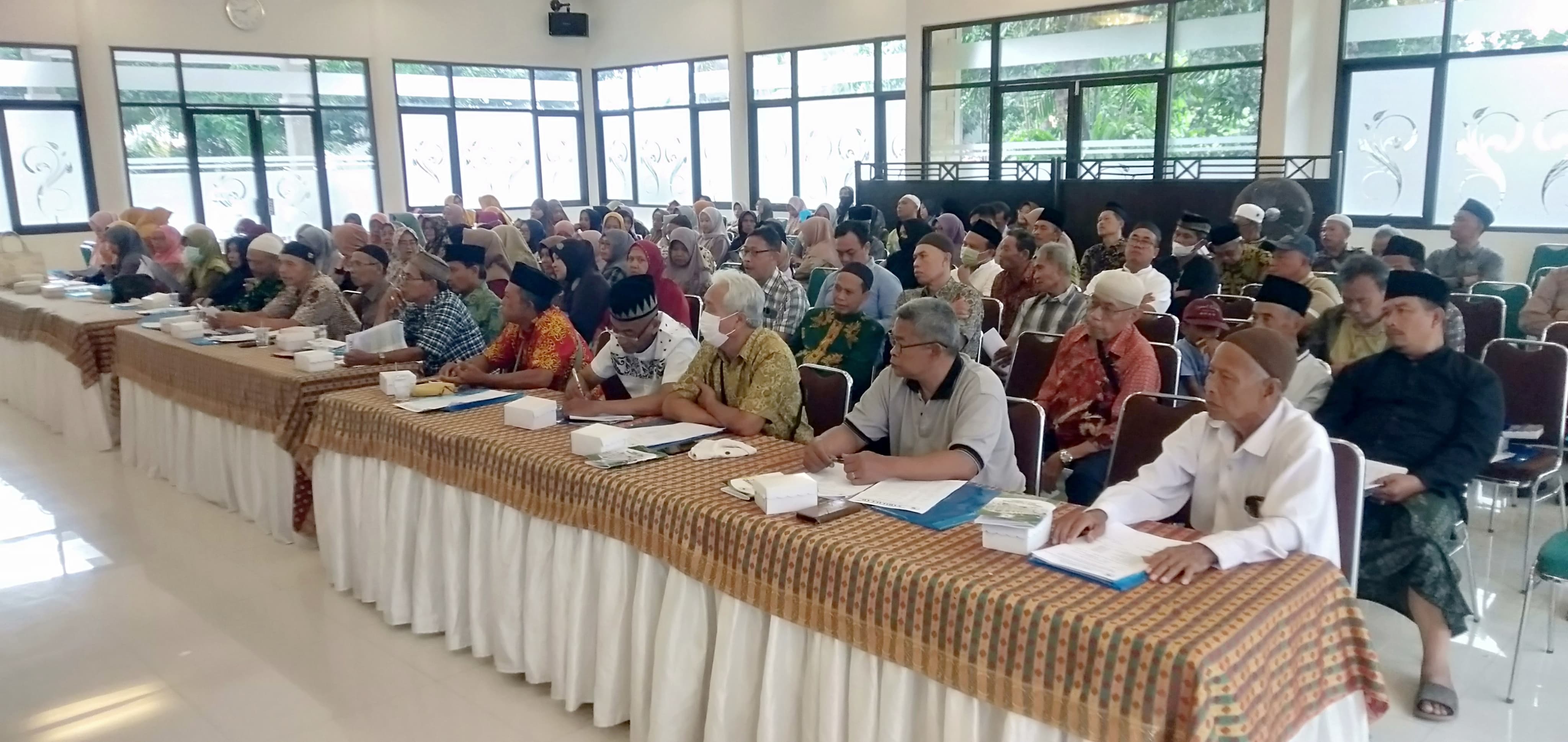 JCH KBIHU Sabilillah Banyuwangi saat mengikuti manasik haji di Hotel Tanjung Asri, Kecamatan Giri, Minggu (1/12).