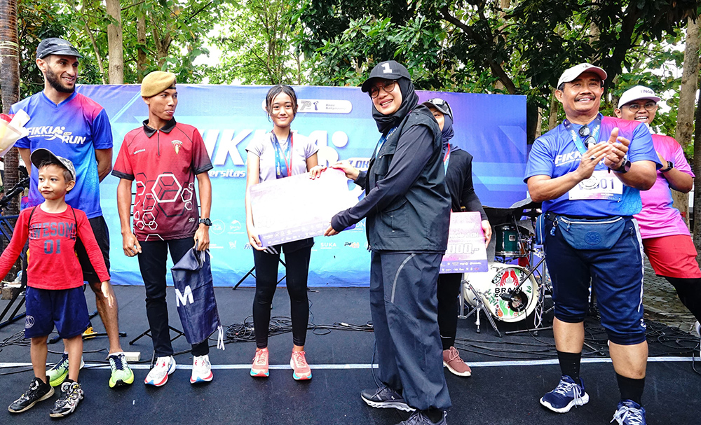 SINERGI: Bupati Ipuk Fiestiandani menyerahkan hadiah secara simbolis kepada para juara FIKKIA Run 2024, Minggu (1/12).