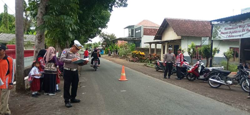 TANDAI: Kanit Lantas Polsek Muncar Ipda Gatot Dwi Handoko dalam olah TKP di jalan raya depan SDN 1 Sembulung, Kecamatan Cluring Senin (2/12).