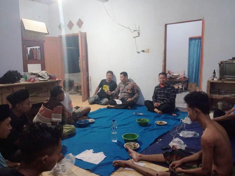 TEMUI PELAKU: Anggota Polsek Cluring mengunjungi rumah Ahmad Fatoni Al&rsquo;ala di Dusun Krajan, Desa Sembulung, Kecamatan Cluring pada sabtu (30/11) malam.