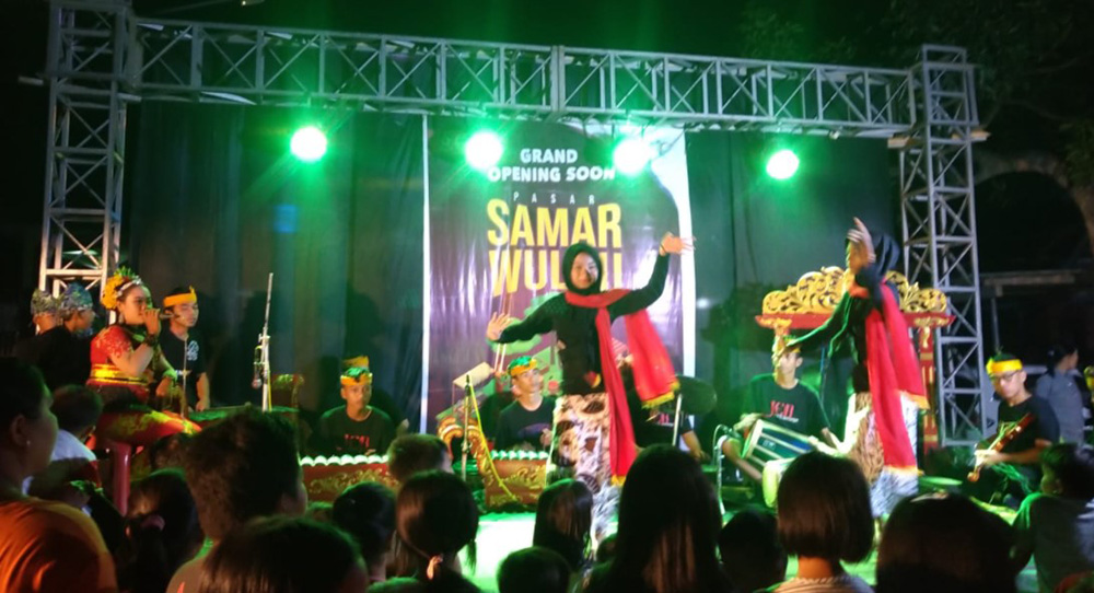 MERIAH: Pergelaran seni budaya di arena Pasar Samar Wulou di Desa Bubuk, Kecamatan Rogojampi.