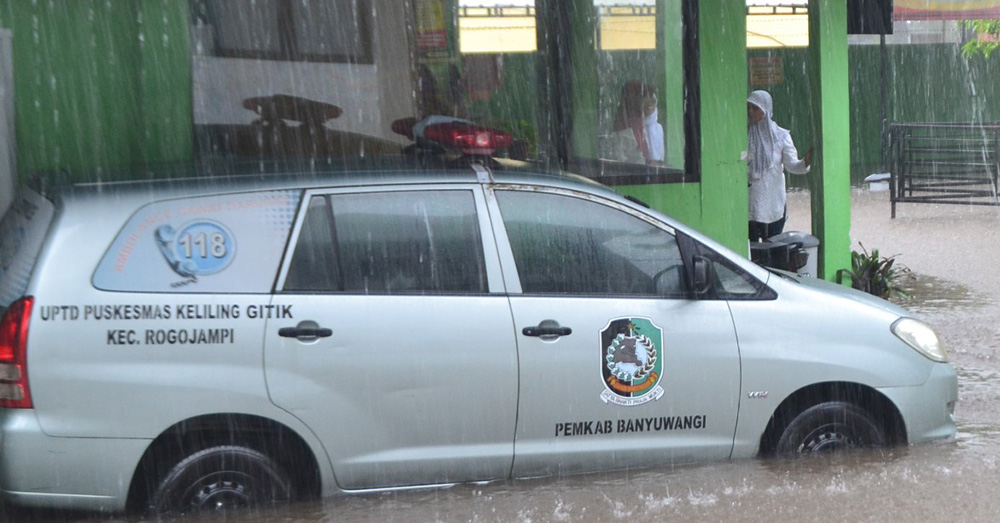 BANJIR: Mobil UPTD Puskesmas Keliling Gitik parkir di Puskesmas Gitik, Desa Gitik, Kecamatan Rogojampi, Banyuwangi.