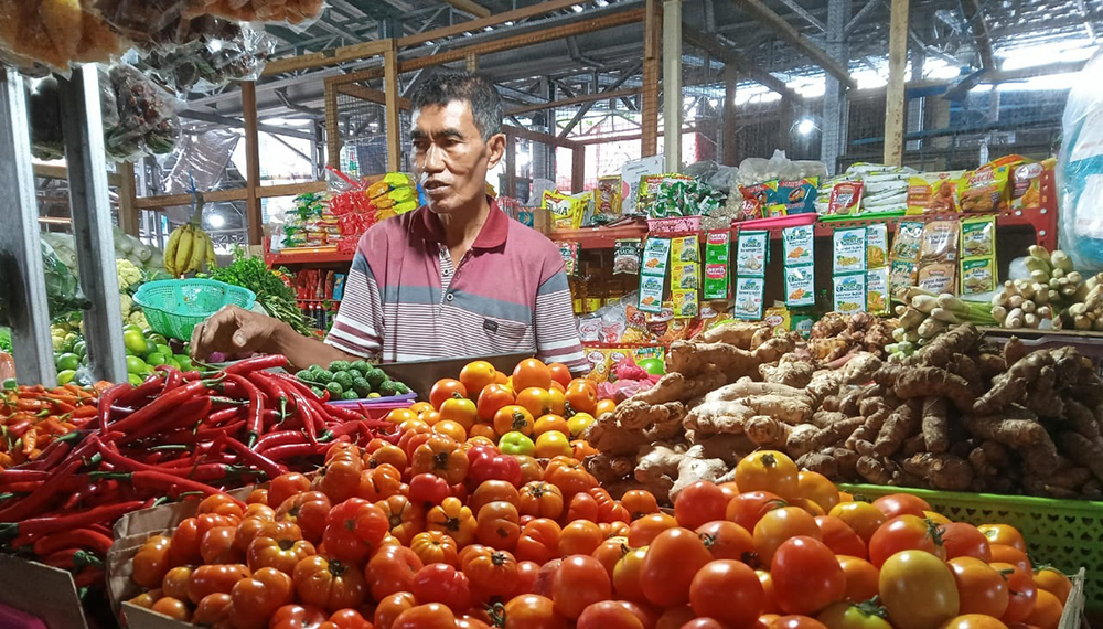 BUMBU DAPUR: Gunawan, salah satu pemilik lapak sembako di Pasar Banyuwangi, sedang menunggu pembeli, Selasa (3/12).