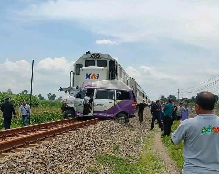 Ambulance tertemper KA Matarmaja di petak jalur antara Stasiun Ngujang dan Kras, Tulungagung, Rabu siang (12/4).
