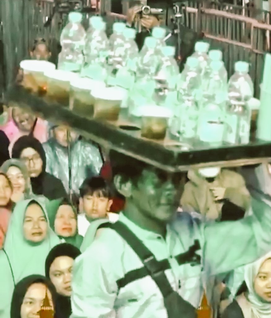 KLARIFIKASI: Penjual es teh yang sempat mendapat ledekan dari Gus MIftah saat kajian