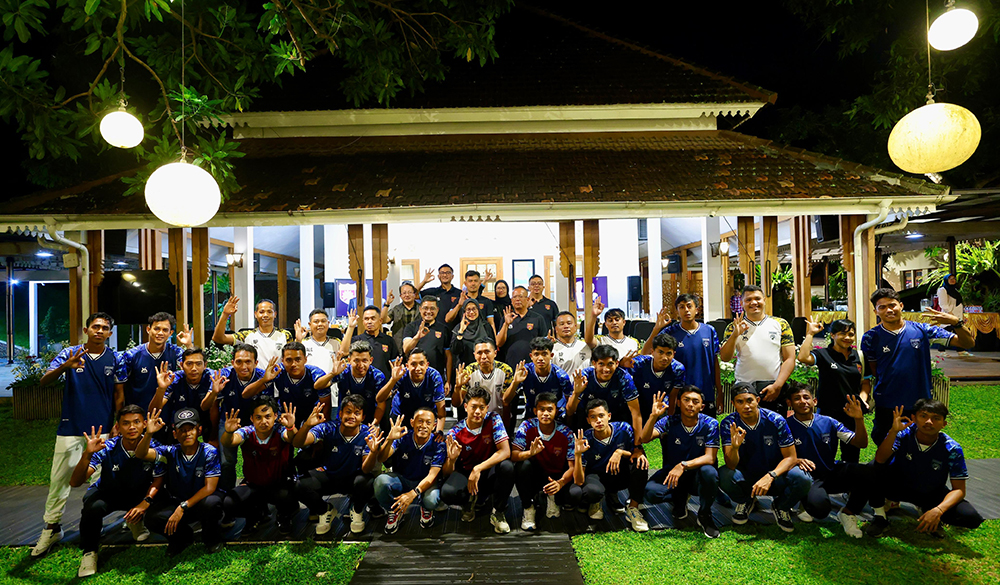 SIAP BANGKIT: Bupati Ipuk Fiestiandani menemui manajemen dan pemain Persewangi di Pendapa Sabha Swagata, Minggu malam (1/12).