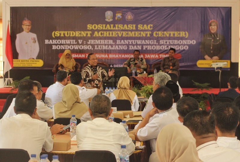 SOSIALISASI: dr Imron Rosidi menjadi narasumber sosialisasi program SAC di SMAN 2 Taruna Bhayangkara Rabu (4/12).