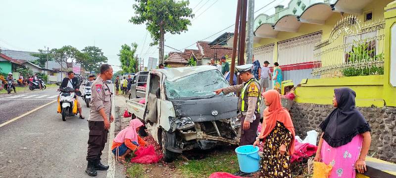 TKP: Anggota Unit Lantas Polsek Kalibaru saat cek TKP kecelakaan tunggal mobil pikap yang menabrak pagar rumah milik warga di Desa Tegalharjo, Kecamatan Glenmore Rabu (4/12).
