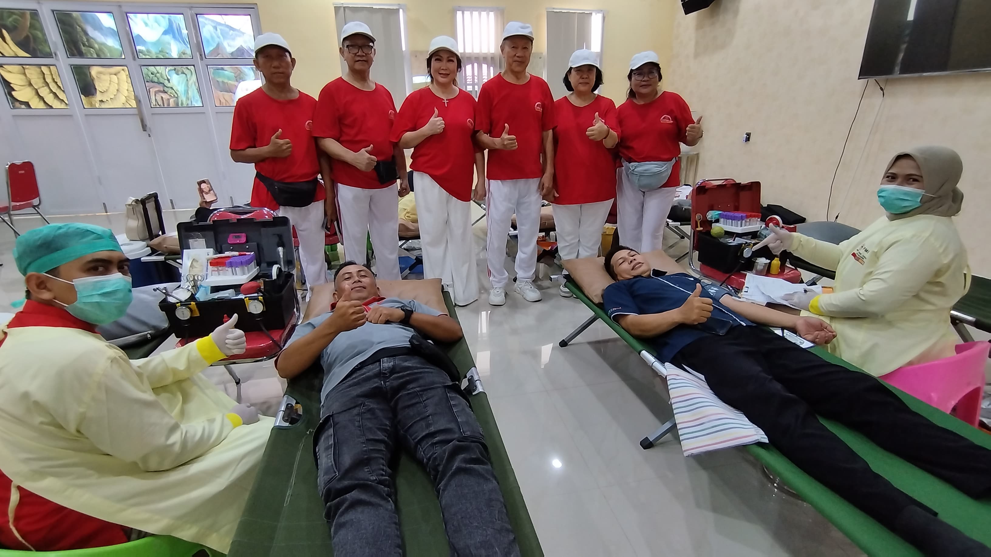 Ketua YSBMA Banyuwangi Agus Sudirman (tiga dari kanan) bersama anggota mendampingi peserta donor darah yang digelar di Kedai 45 Banyuwangi Kamis (5/12).