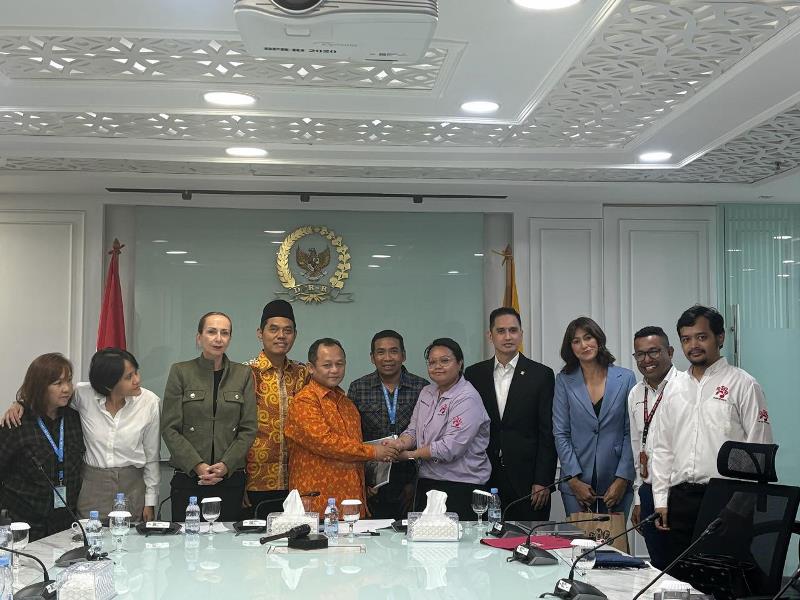 BERI DUKUNGAN: Sekjend Partai Golkar M Sarmuji (lima dari kiri) memberi dukungan pada tim koalisi DMFI dan dasri AHS di Gedung DPR RI pada Senin (2/12).