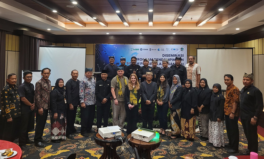 Clean Oceans Through Clean Communities (CLOCC) bersama Asisten Bidang Sosial dan Perekonomian Dwi Yanto dan perwakilan dari kecamatan dan 17 desa pengelola sampah mandiri di El Hotel, Kamis (5/12).
