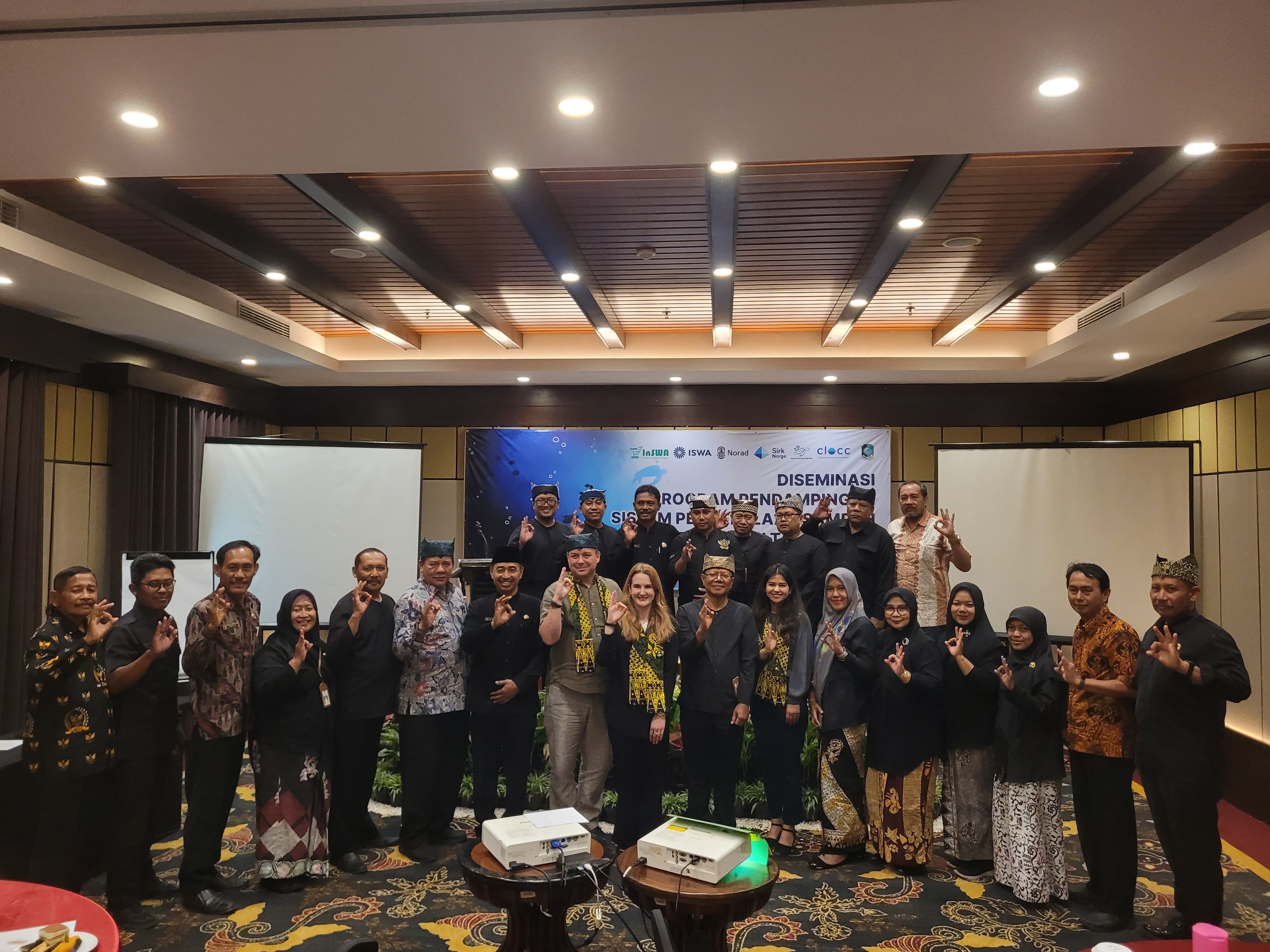 CLOCC bersama dengan Asisten Bidang Sosial dan Perekonomian Dwi Yanto dan perwakilan dari kecamatan dan 17 desa pengelola sampah mandiri di El Hotel, Kamis (5/12).