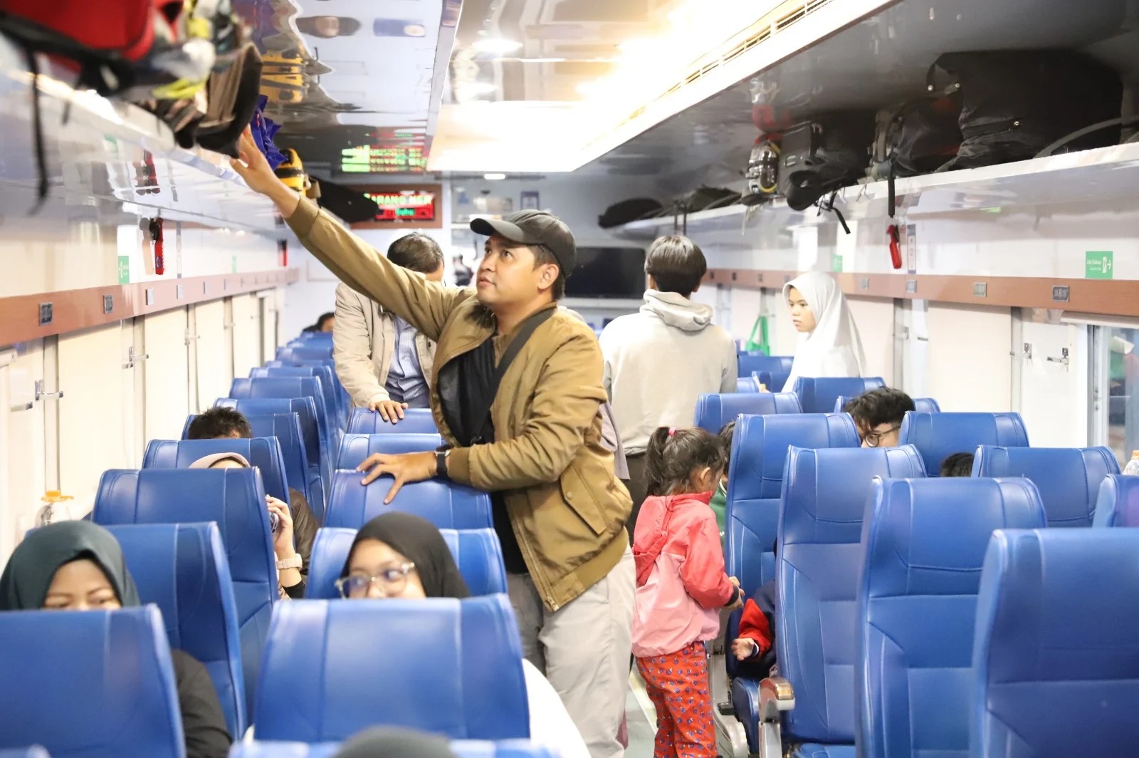 Tiket kereta api jarak jauh kelas ekonomi komersial laris dipesan penumpang untuk perjalanan libur nataru.